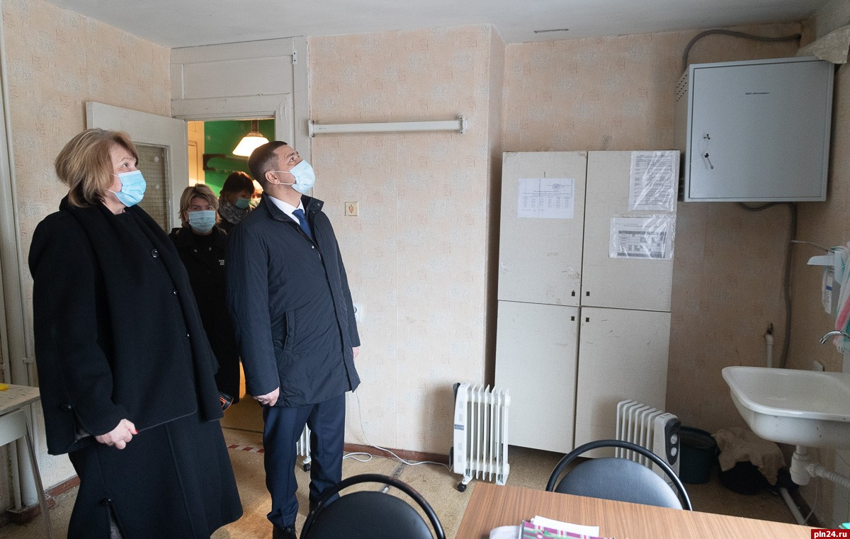 Губернатор поручил оперативно завершить лицензирование ФАПа в псковской деревне