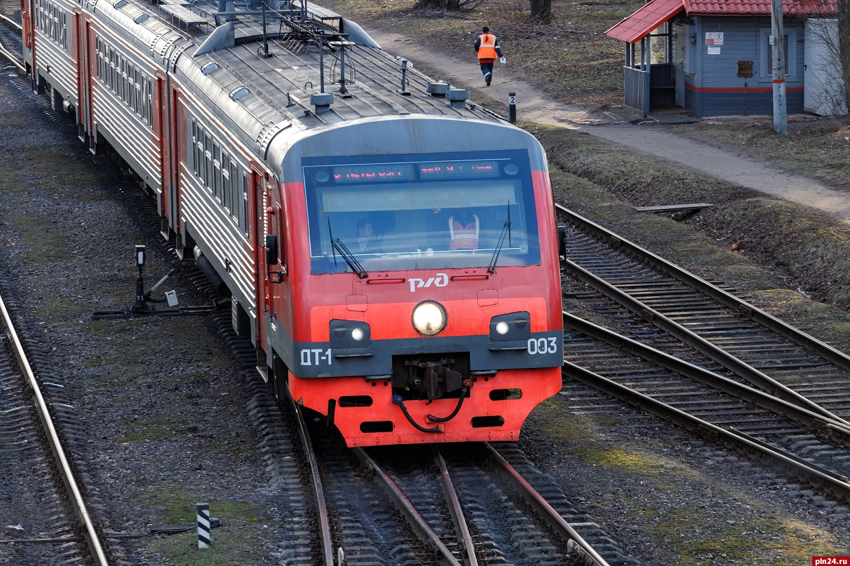 Псковских водителей предупредили об опасности аварии на железнодорожном переезде