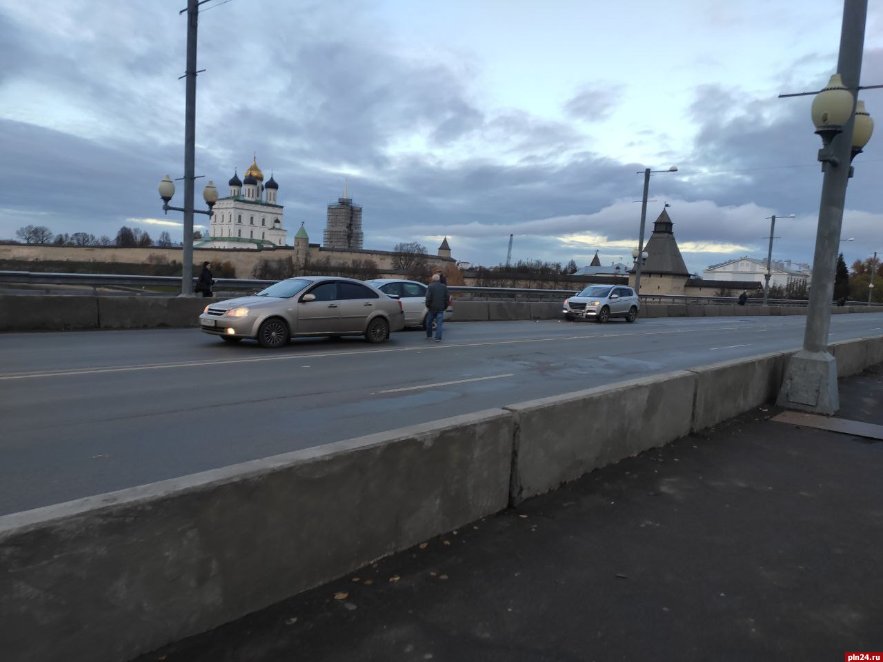 Два автомобиля столкнулись на Ольгинском мосту в Пскове