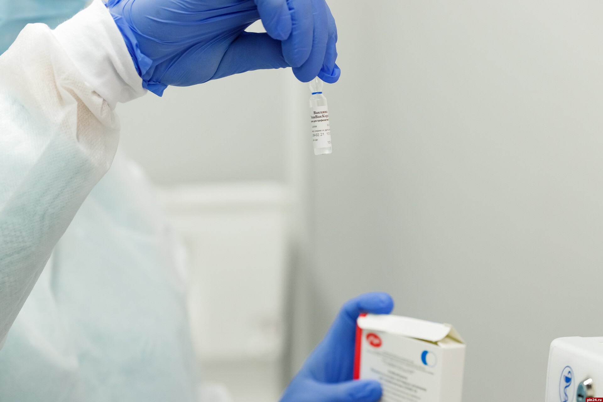 Эксперт заявил о снижении эффективности вакцин от COVID-19 против новых штаммов