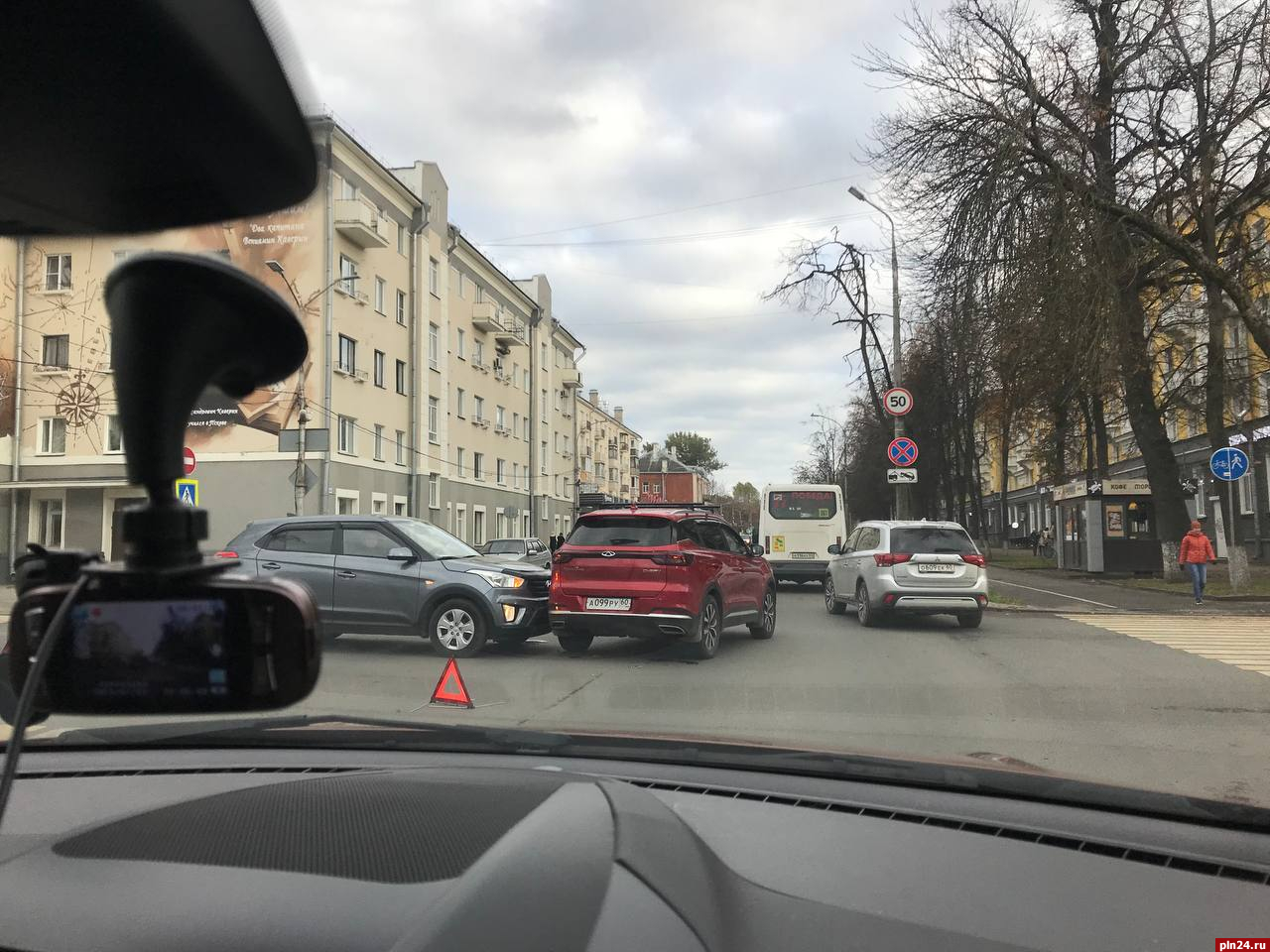 Chery и Hyundai столкнулись на Октябрьском проспекте в Пскове
