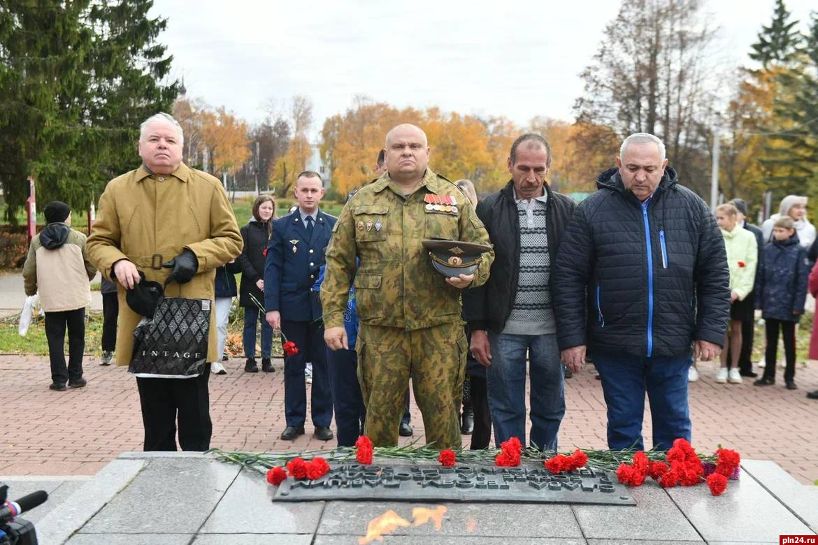 Огонь псков. Лукиград сожженные деревни Псковщины. Военком Великие Луки. Жители села. Стена памяти Великие Луки апельсин.