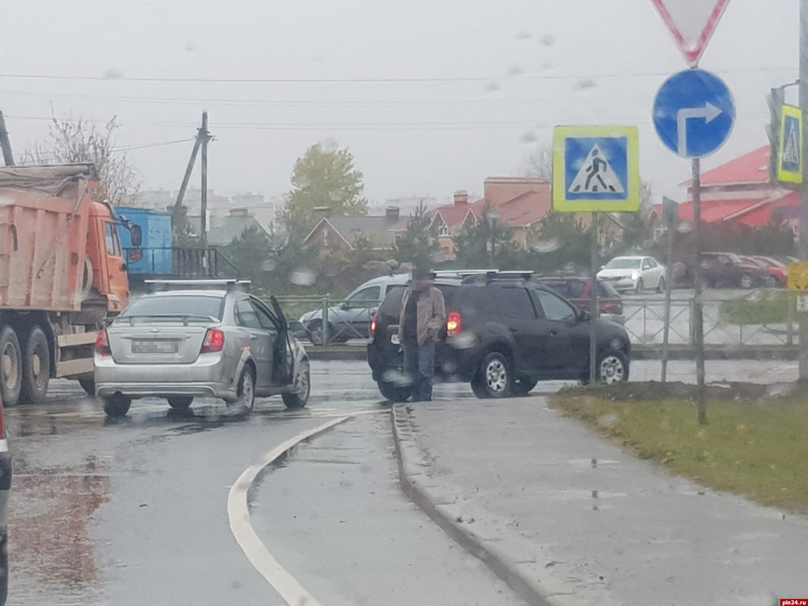 Два автомобиля столкнулись на улице Алмазной в Пскове