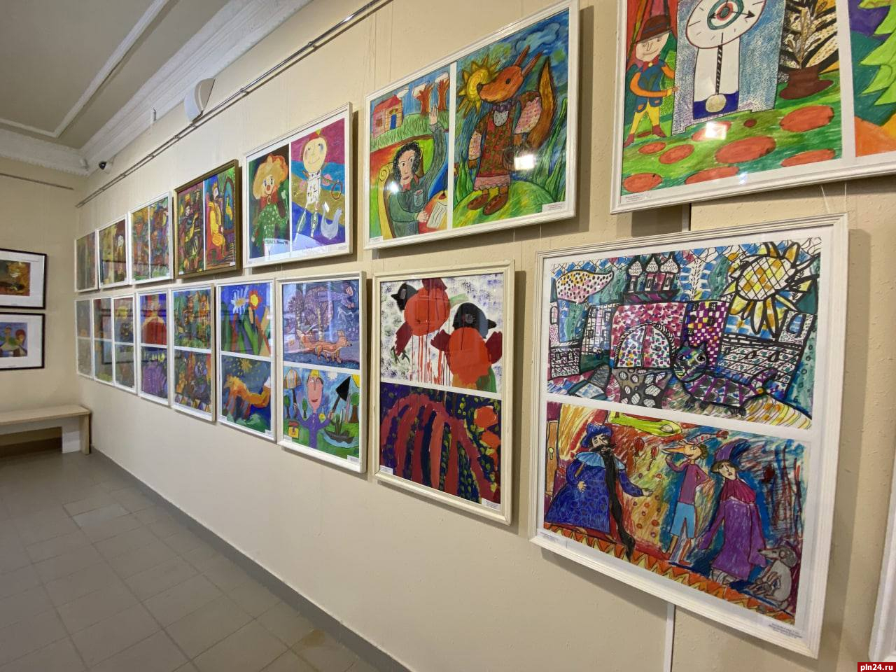 К 55-летию художественной школы в Пскове открылась выставка «Рисуют дети»