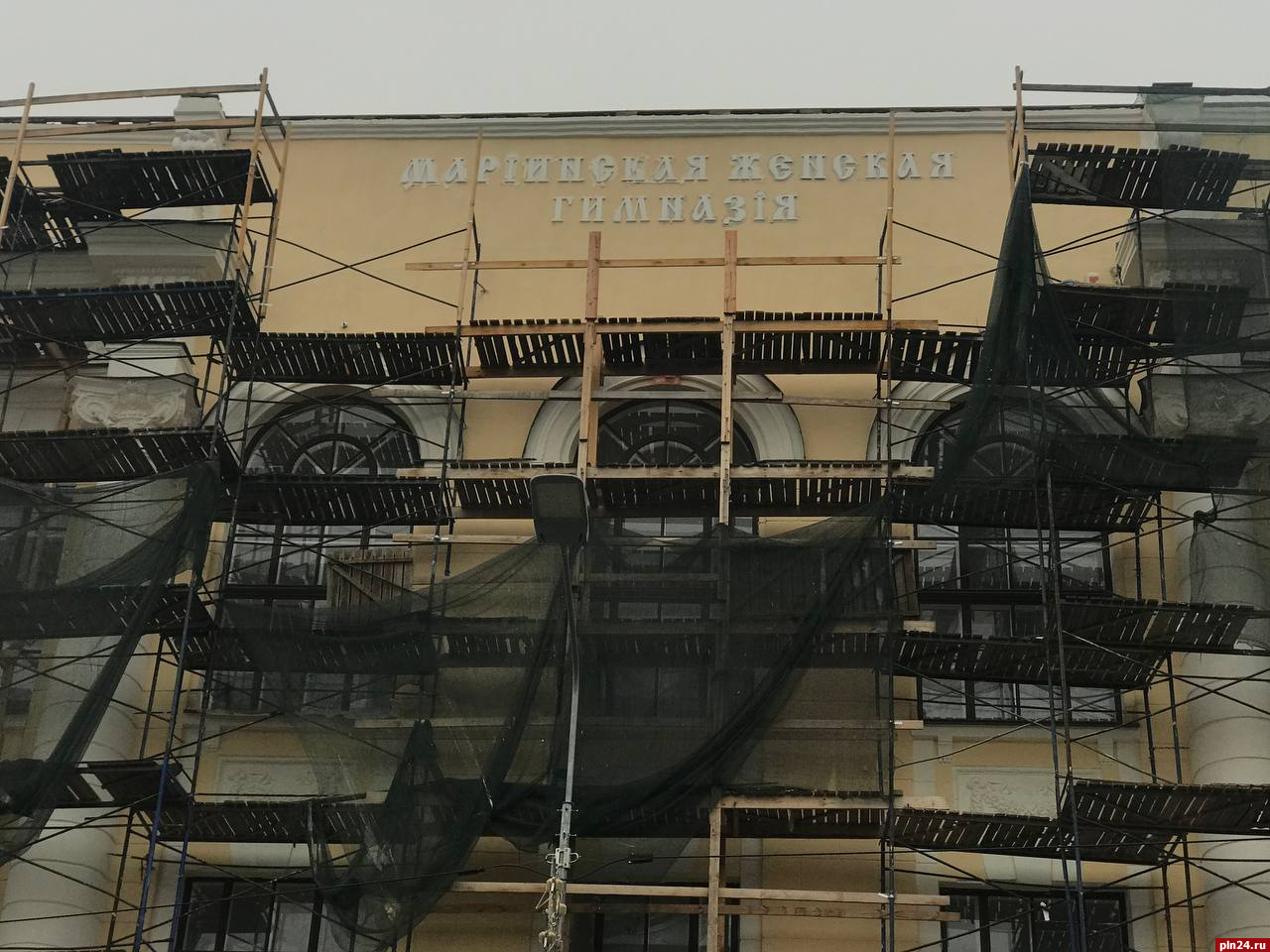 Историческую надпись восстановили на здании Псковского технического лицея. ФОТО