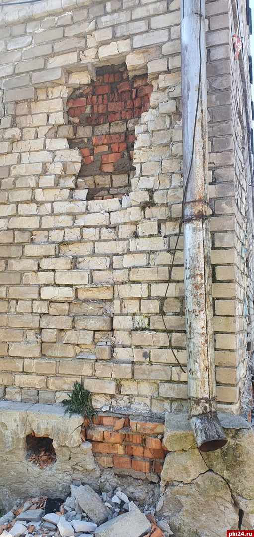 «Самое беспризорное здание города»: псковичи беспокоятся за состояние общежития на улице Киселёва