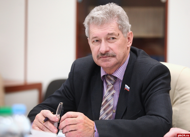 Коммунист Петр Алексеенко предложил поставить постовых у «наливаек» в Пскове