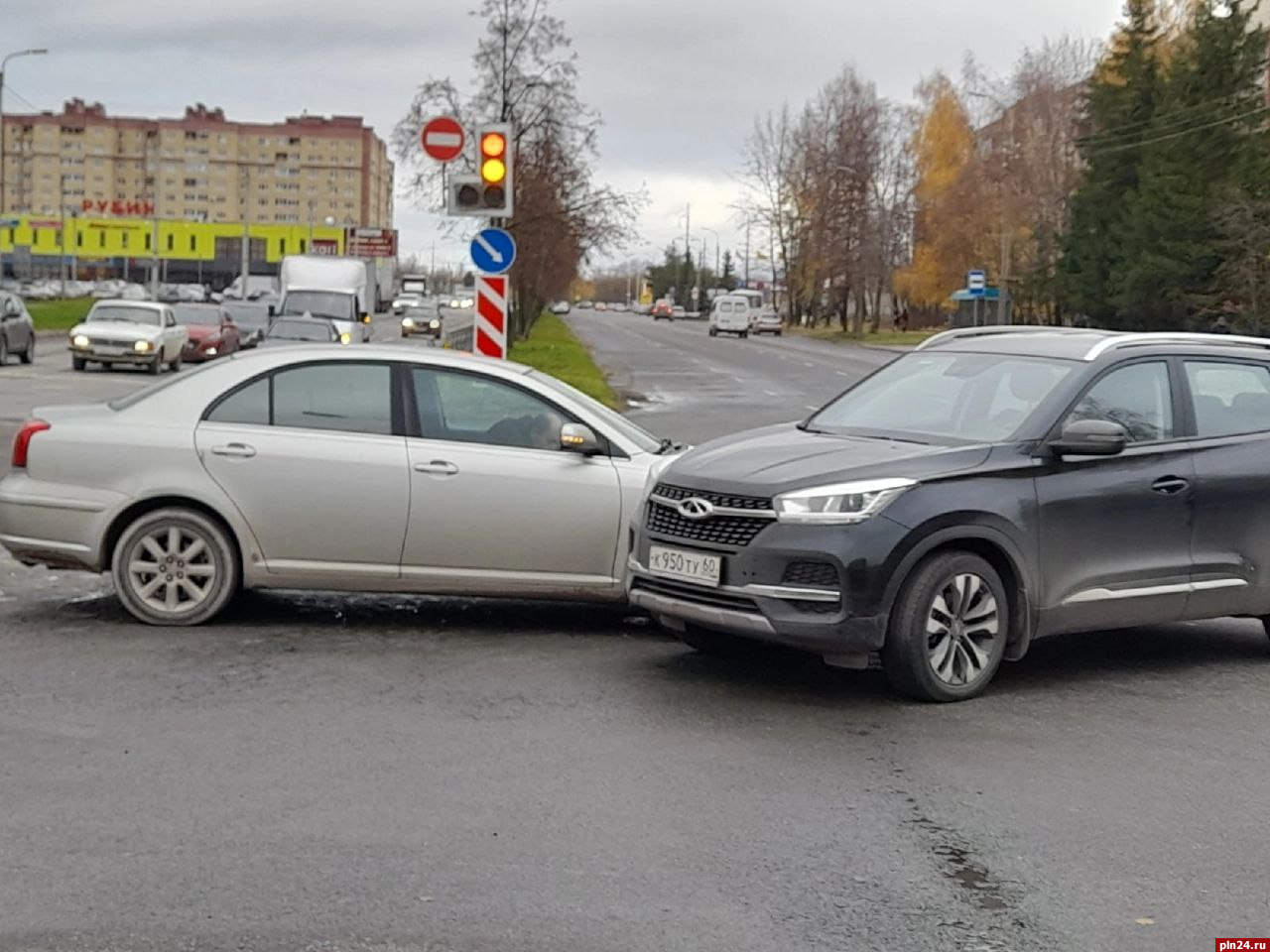 Toyota и Cherry столкнулись на перекрестке в Пскове