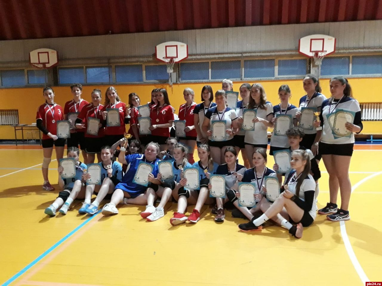 Волейболистки Псковского медицинского колледжа победили на областной спартакиаде