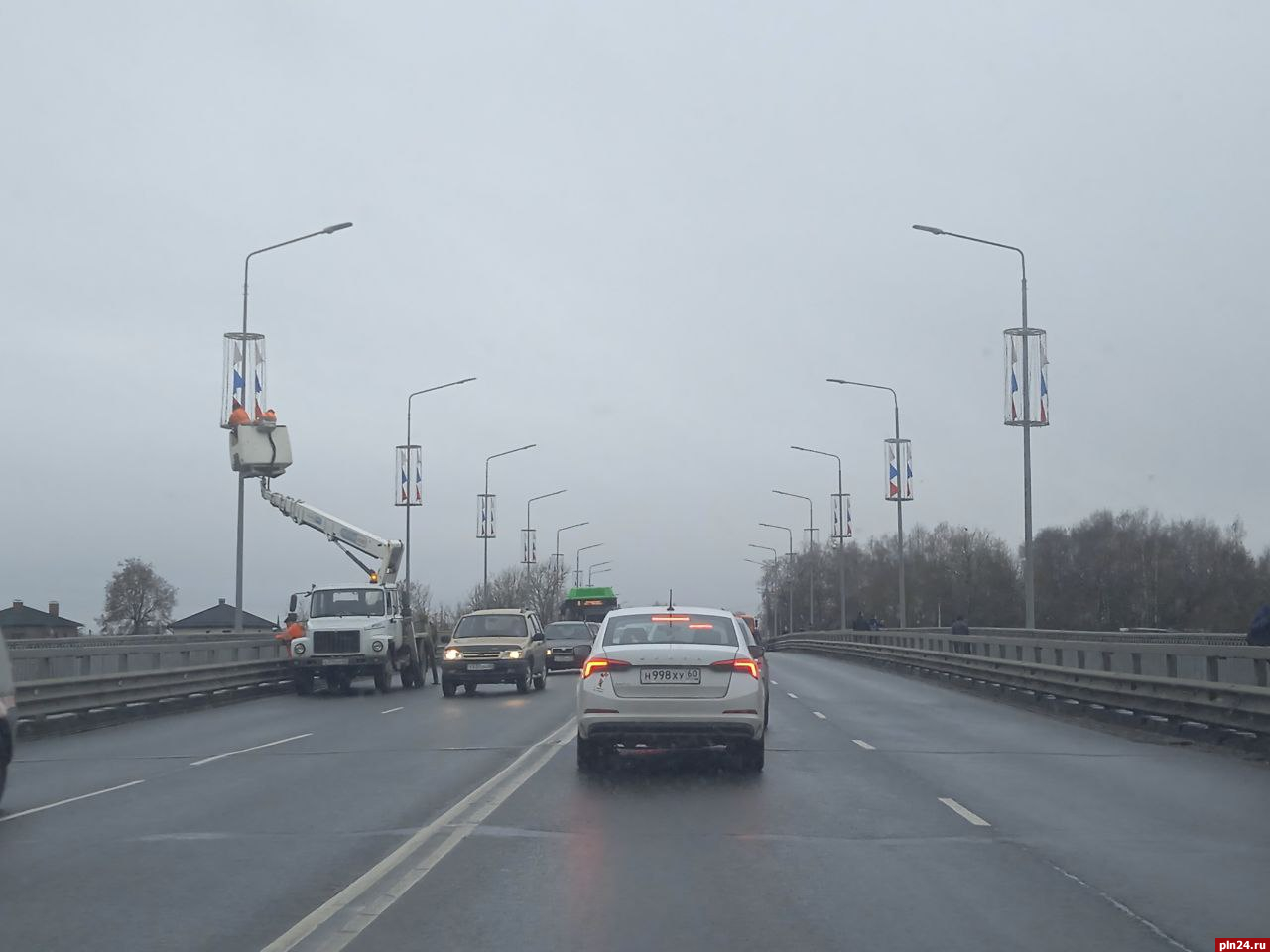 На мосту имени 50-летия Октября в Пскове развешивают флажки-триколоры. ФОТО