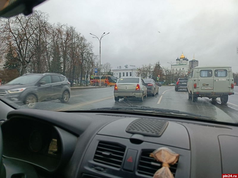 Дорожная авария на площади Ленина в Пскове затрудняет движение в сторону Ольгинского моста