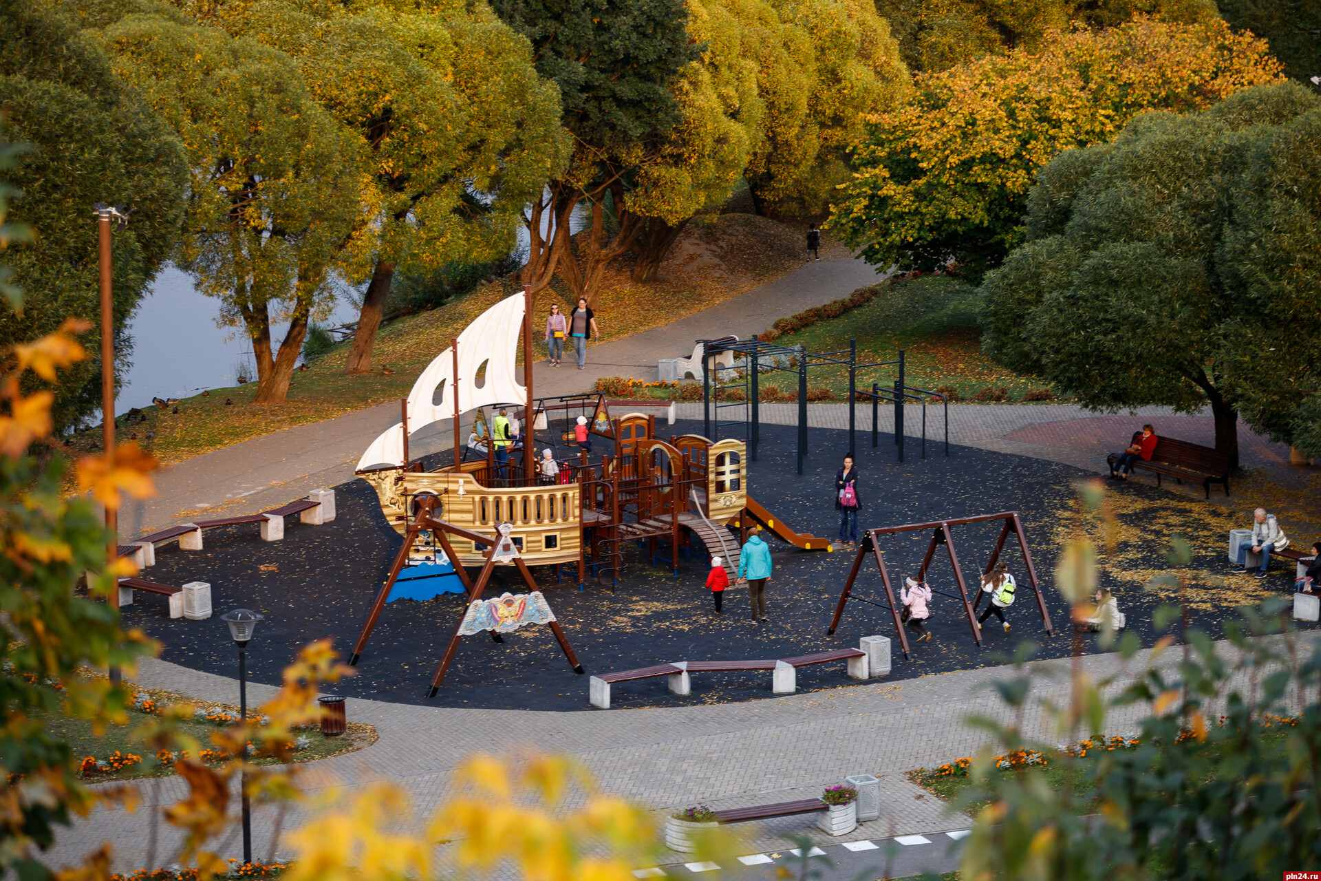 Детскую площадку в Финском парке в Пскове отремонтируют до конца месяца