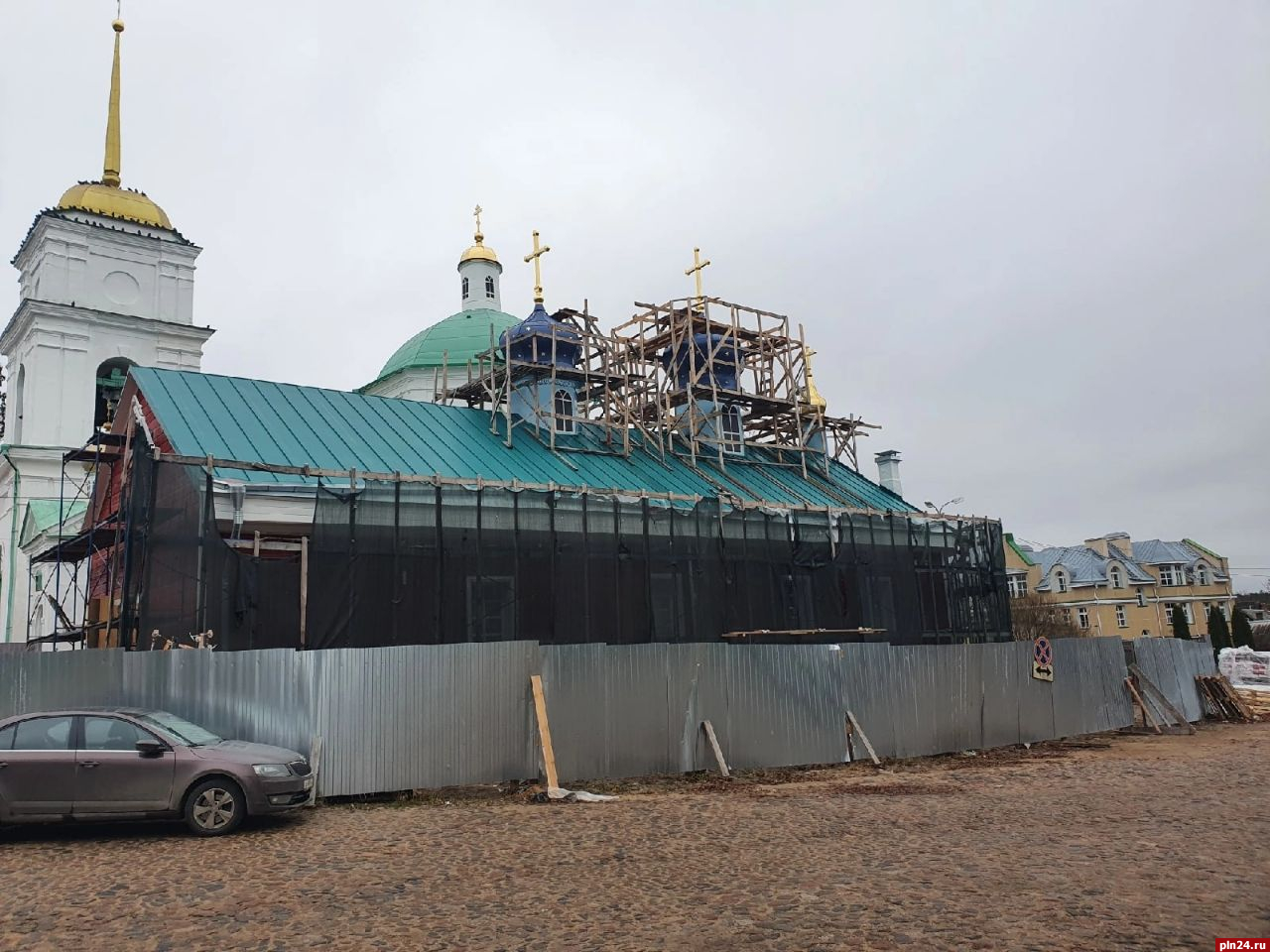 Новые кресты установили на купола церкви святой Варвары в Печорах