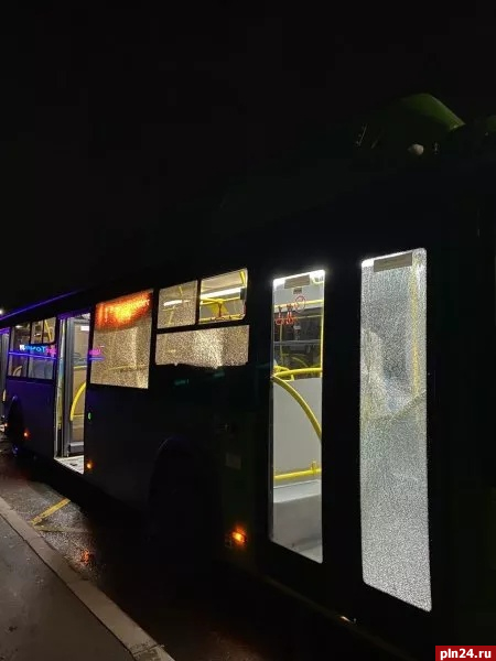 Уголовное дело возбудили по факту стрельбы по городскому автобусу в Пскове