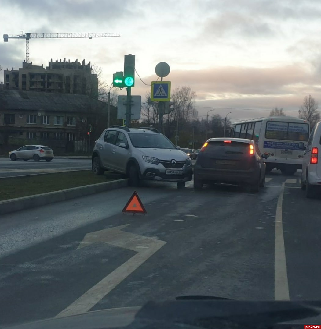 Водитель Renault пытался развернуться и резко вылетел на разделительный газон в Пскове. ВИДЕО