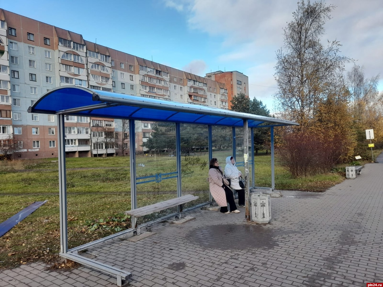 Крышу автобусного павильона на улице Печорской отремонтировали в Пскове