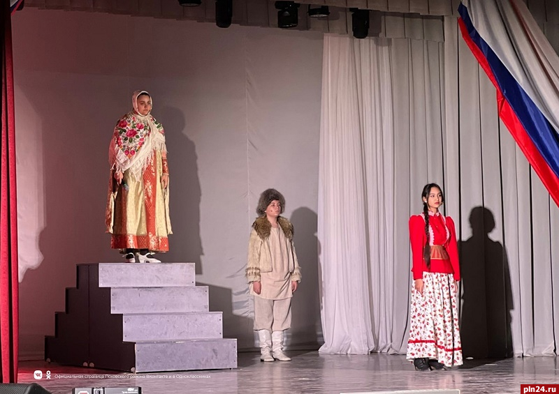 Театрализованную композицию в преддверии Дня народного единства показали в Родинском доме культуры