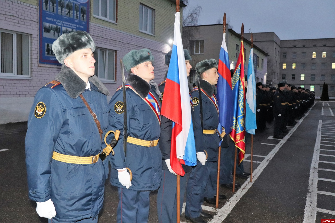 Псковские курсанты собрались на торжественное построение в преддверии 4 ноября