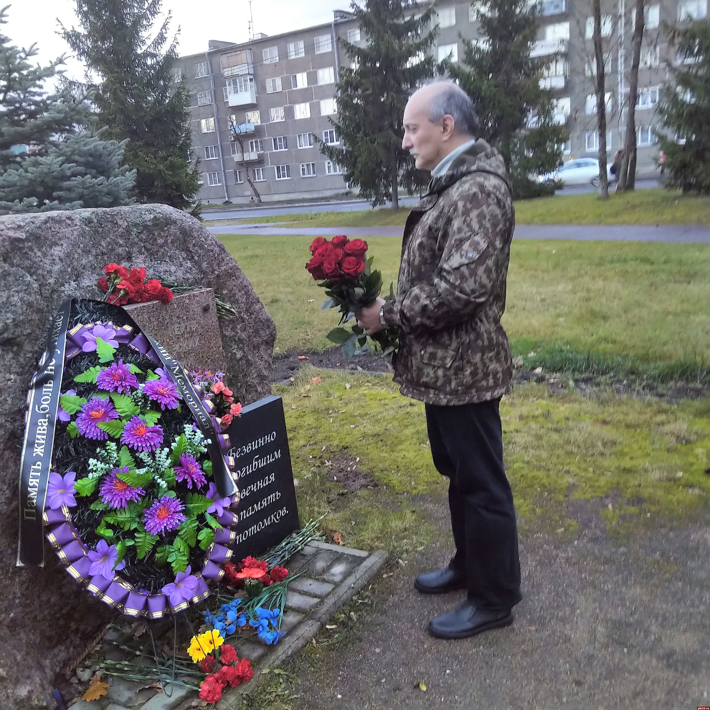 Дмитрий Шахов возложил цветы к Закладному камню Мемориала жертвам политических репрессий