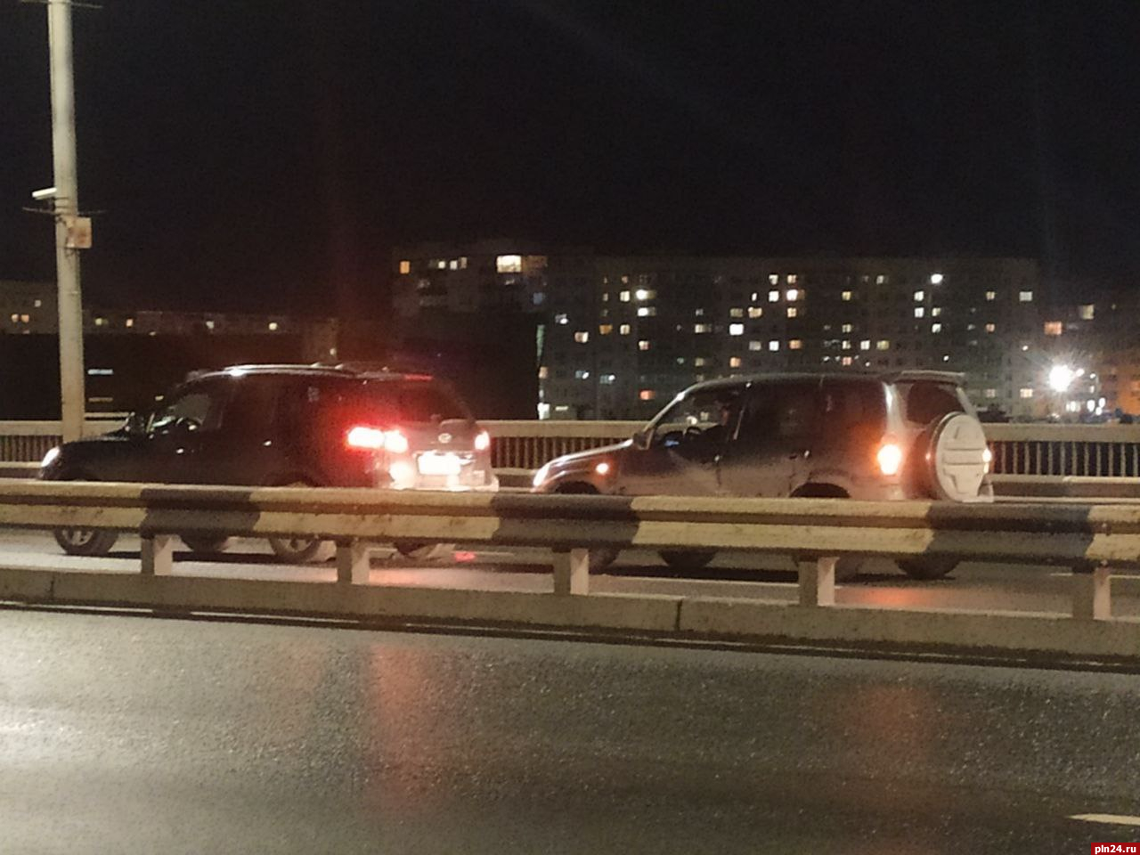 Два автомобиля столкнулись на мосту Александра Невского в Пскове