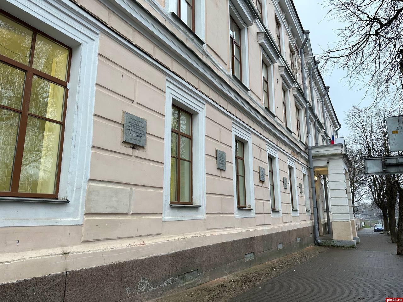 Мемориальные доски меняют на фасаде школы №1 имени Поземского в Пскове
