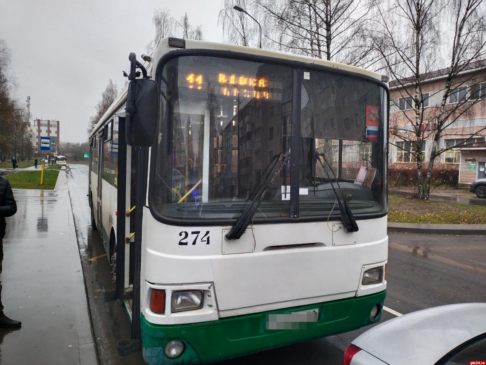 Водитель автобуса смог предотвратить наезд на пешехода в Пскове