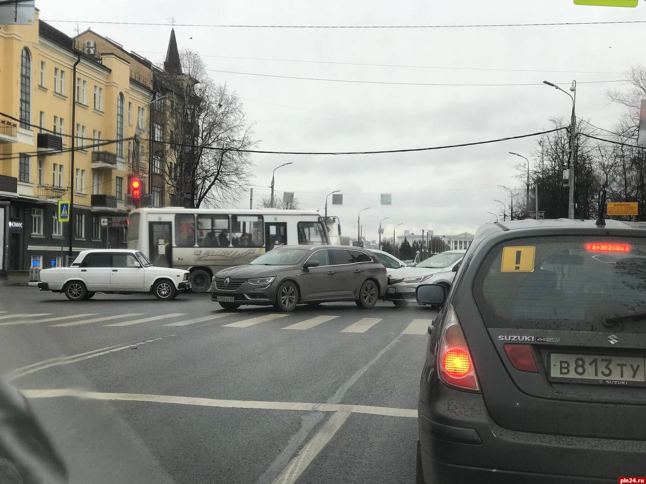 Дорожная авария затрудняет движение возле Ольгинского моста в Пскове