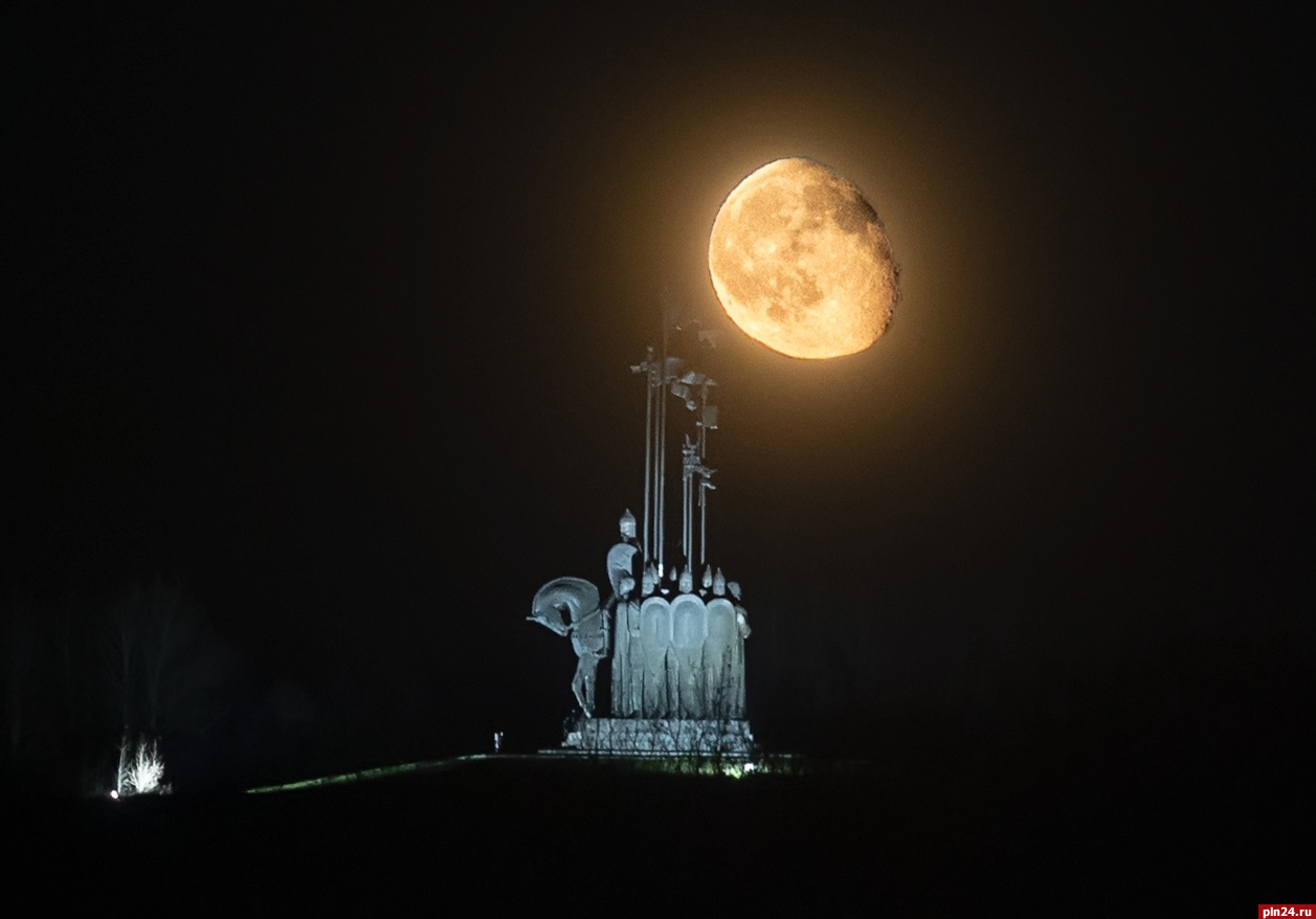 Луну над монументом «Ледовое побоище» запечатлели псковские астрономы-любители