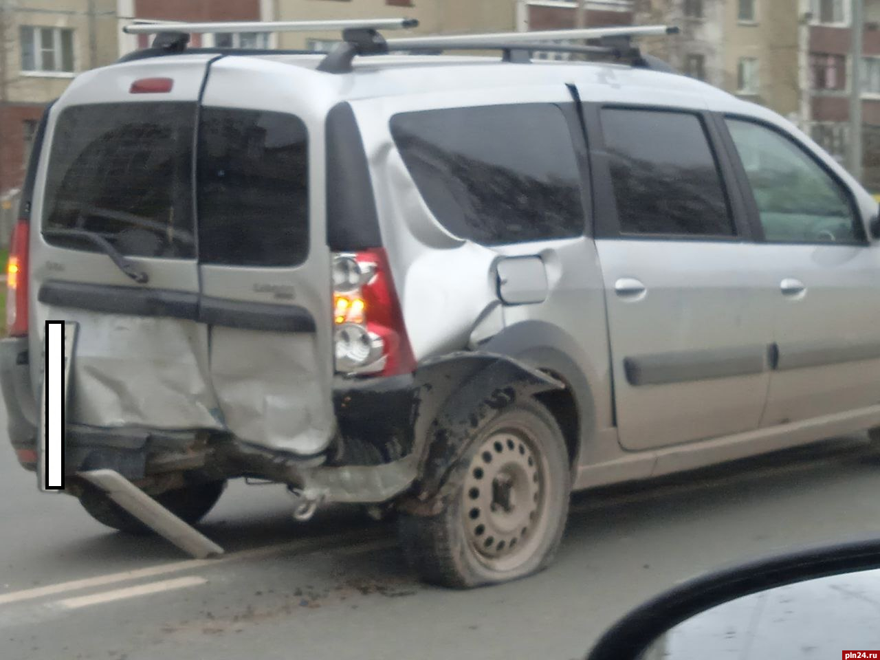 Peugeot и Lada столкнулись на Рижском проспекте в Пскове