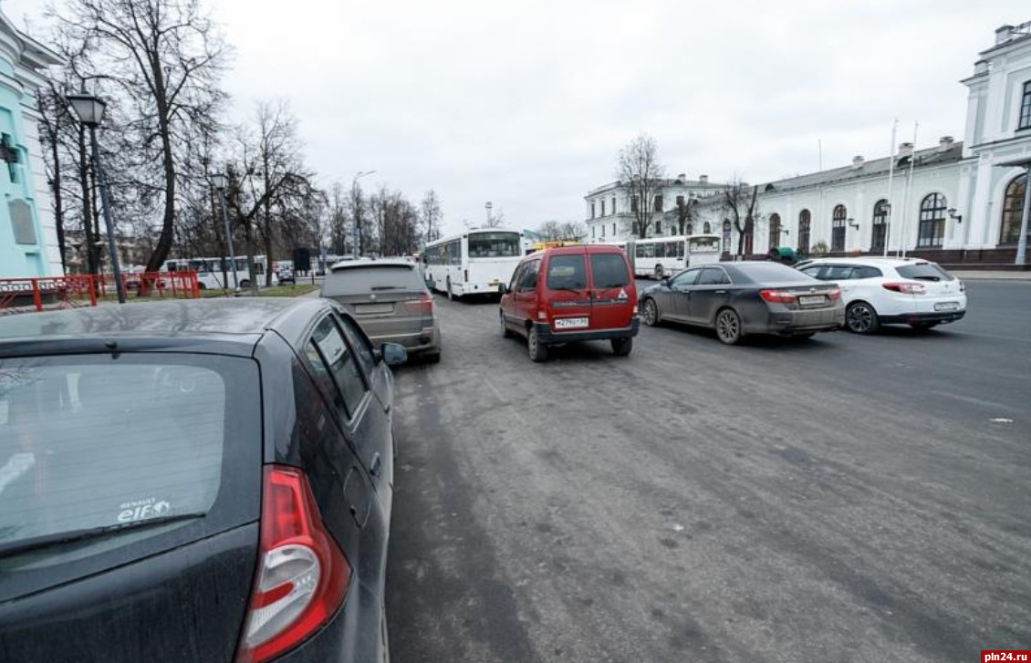Платные автостоянки планируют сделать на вокзале и в аэропорту Пскова