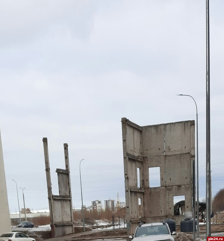 Бетонные блоки на улице Народной в Пскове пытаются демонтировать через суд