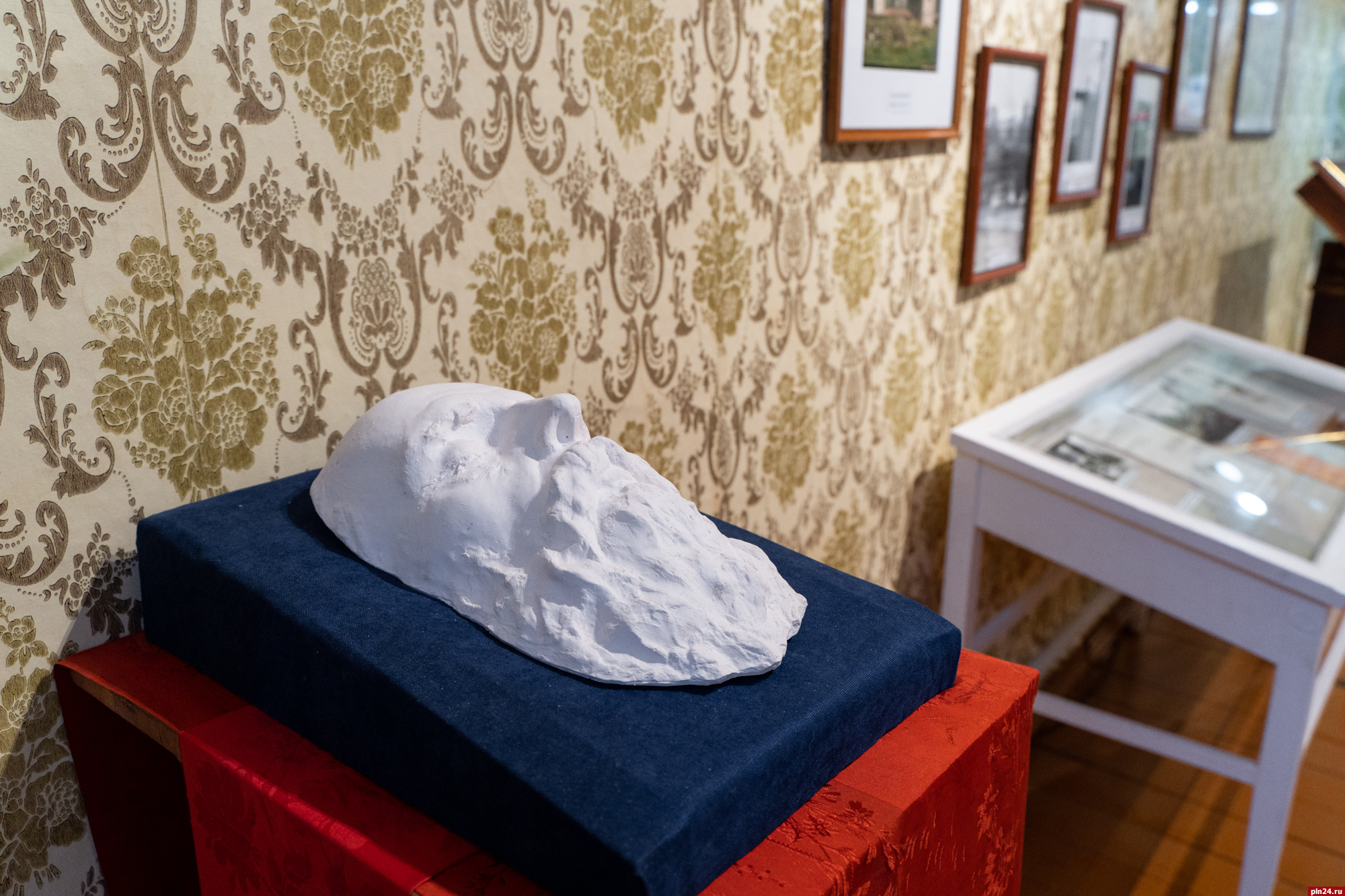 Выставка спасённых предметов открылась в музее-усадьбе Римского-Корсакова