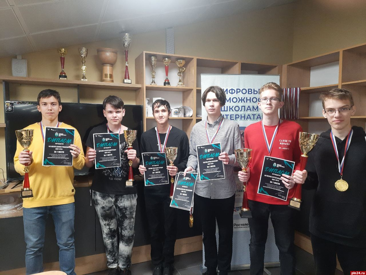 Победителей школьной лиги по компьютерному спорту определили в Псковской области