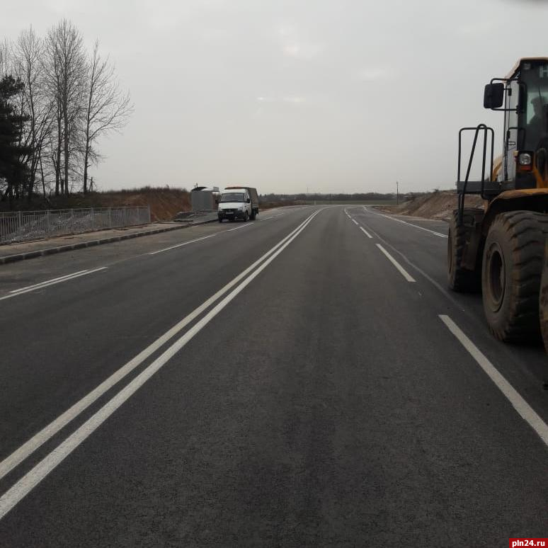 «Псковавтодор» продолжает ремонт дороги к Крыпецкому монастырю