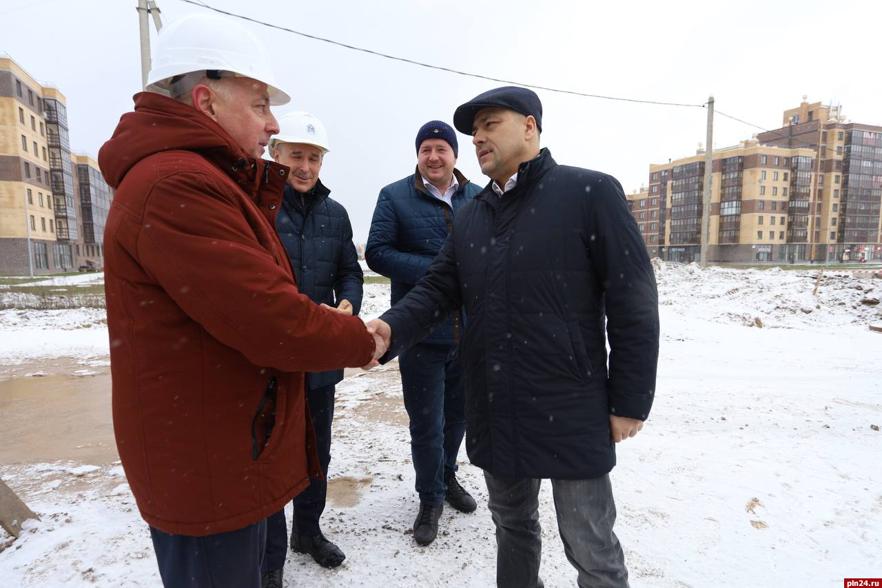 Губернатор и глава города посетили строящийся дом на улице Инженерной в Пскове