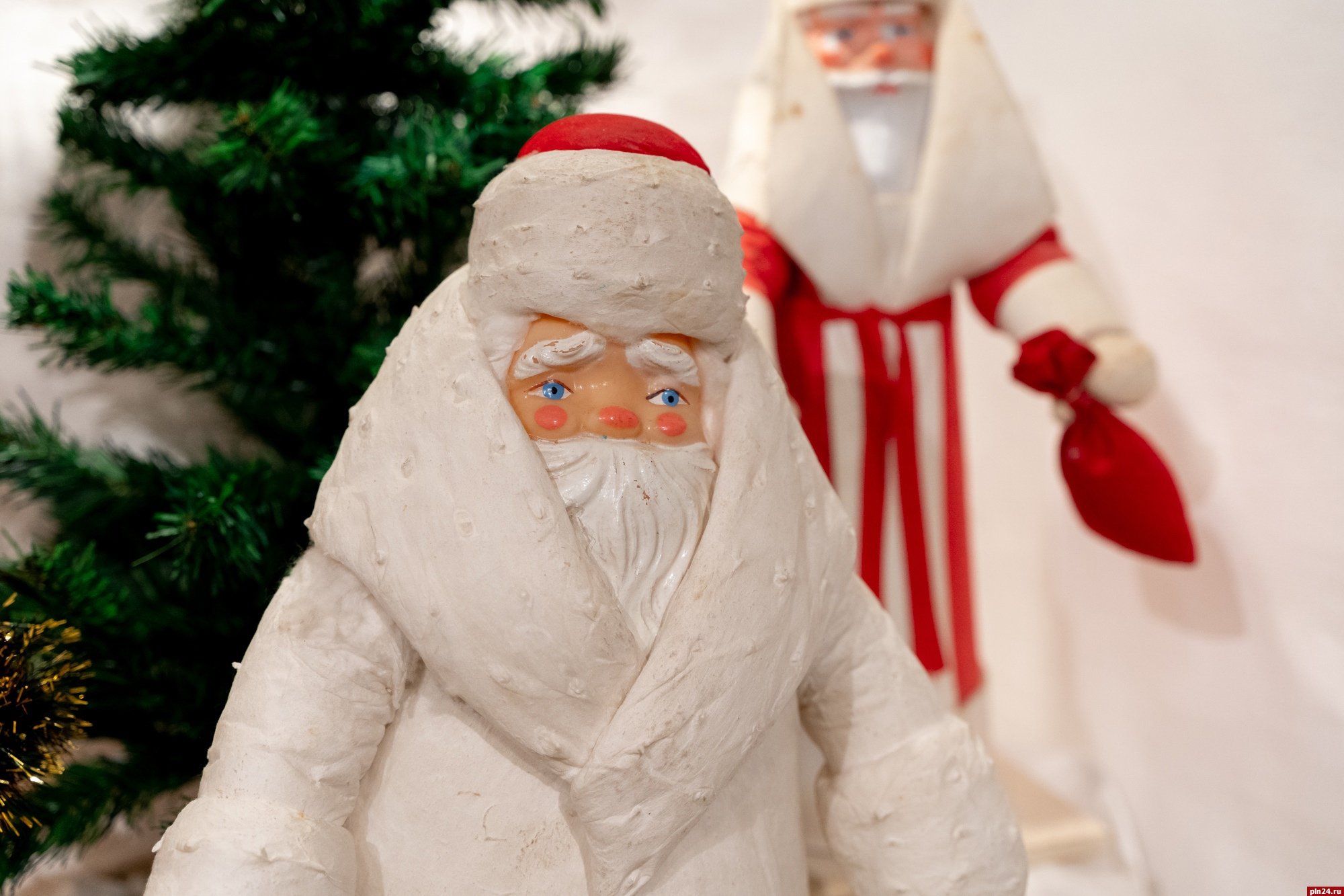 Псковский музей-заповедник подготовил подборку хранящихся образов Деда Мороза