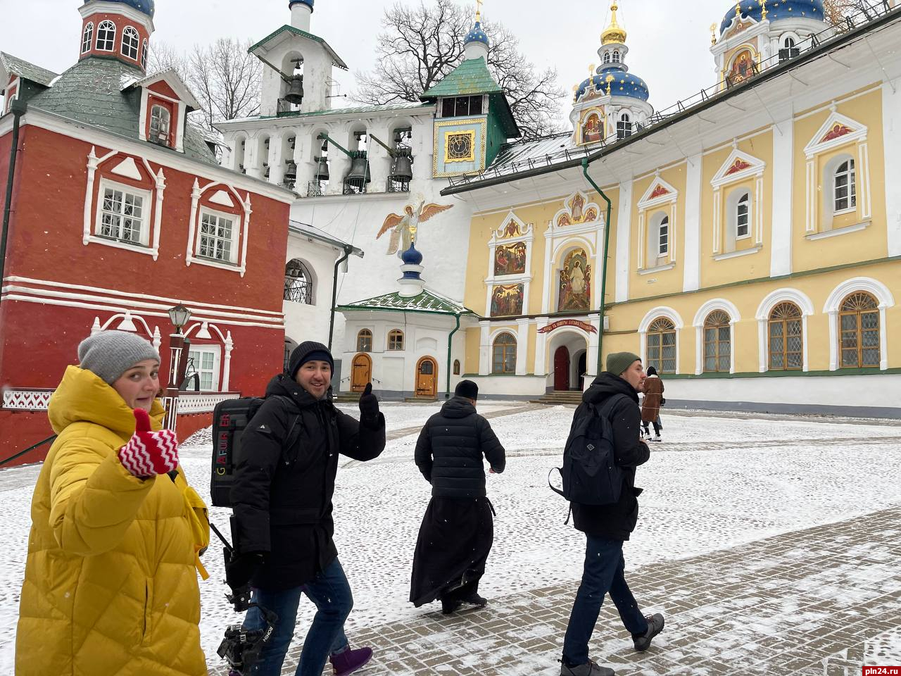 Участники кулинарного тревел-шоу посетили Псково-Печерский монастырь