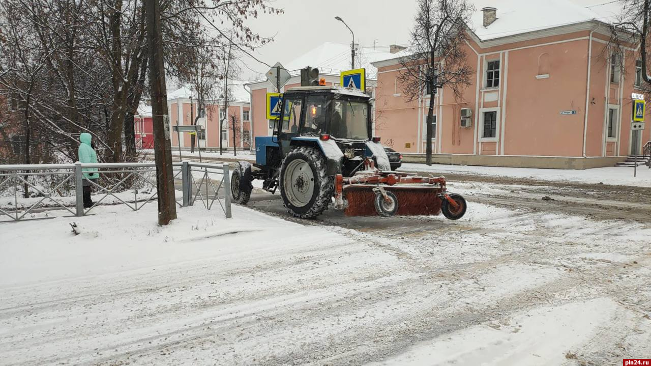 20 единиц техники убирают снег в Пскове. ФОТО