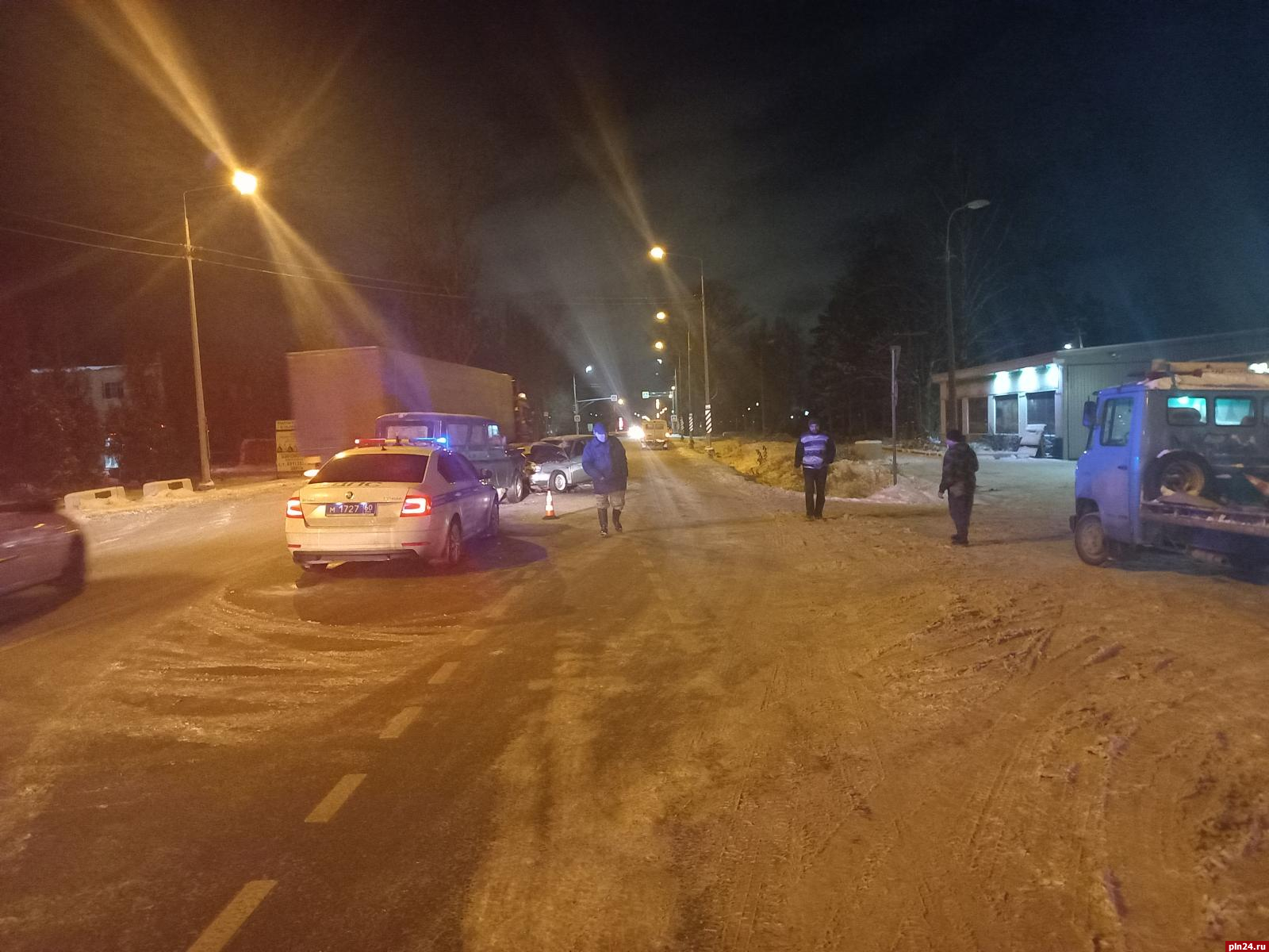 Водитель выехал на встречную полосу и устроил ДТП в Псковском районе