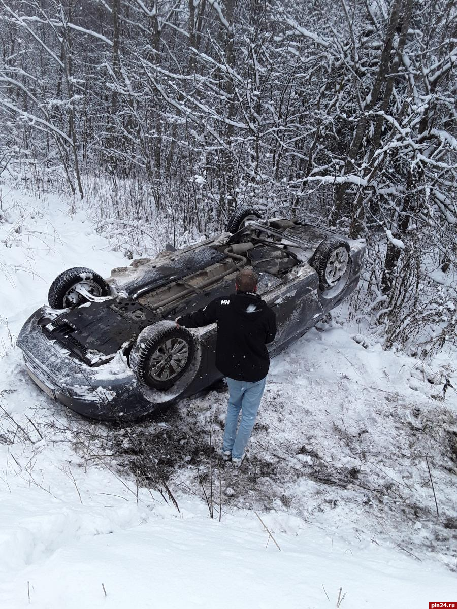 Автомобиль опрокинулся из-за снегопада в Стругокрасненском районе