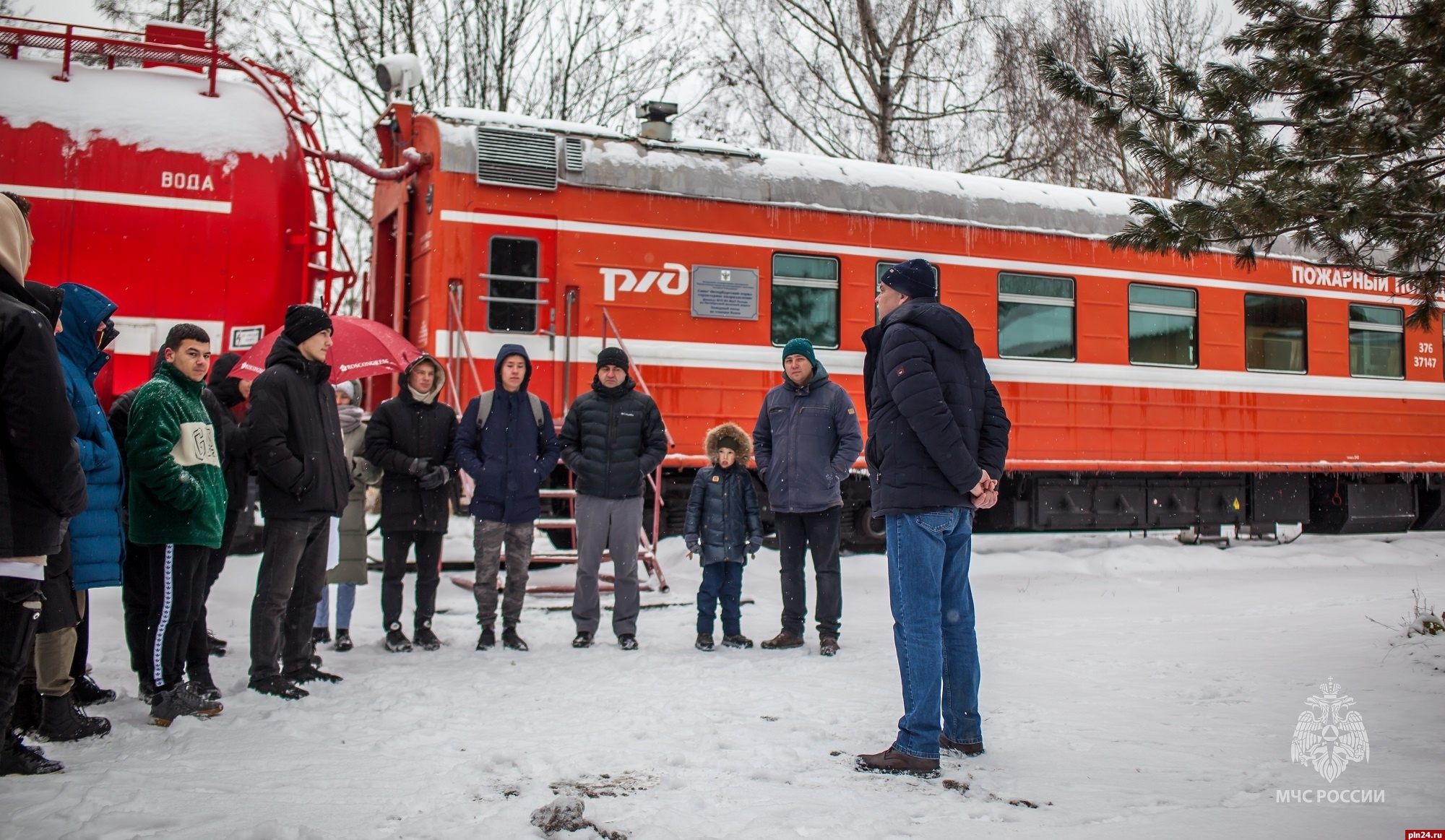 Экскурсию по пожарному поезду провели для псковских студентов