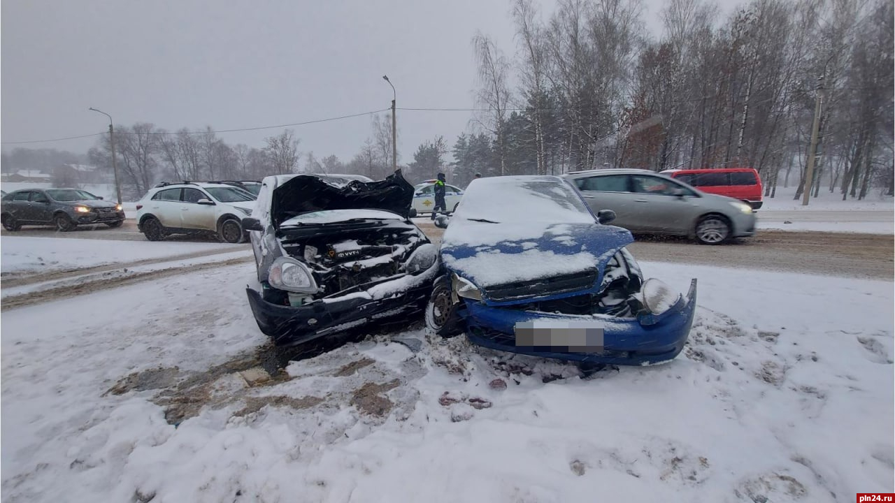 Chevrolet врезался в Тoyota на нерегулируемом перекрёстке в Пскове. ФОТО