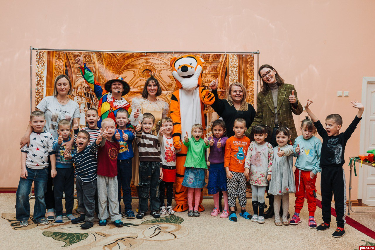 Фонд «Дети земли русской» доставил гуманитарный груз в великолукский детский дом