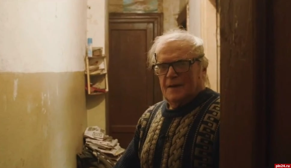Блогер из Москвы ремонтирует ветхий дом престарелого учителя в Стругах Красных