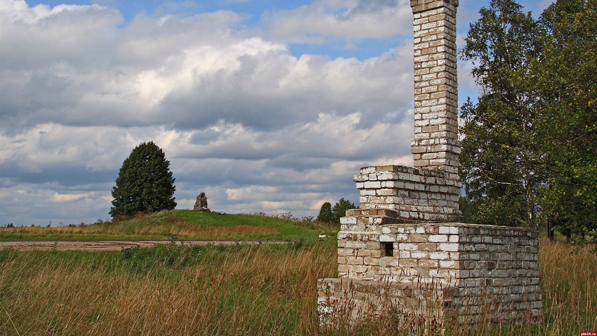 Псковская обл поселок. Деревня Красуха Псковская область. Мемориал деревня Красуха. Красуха Порхов.