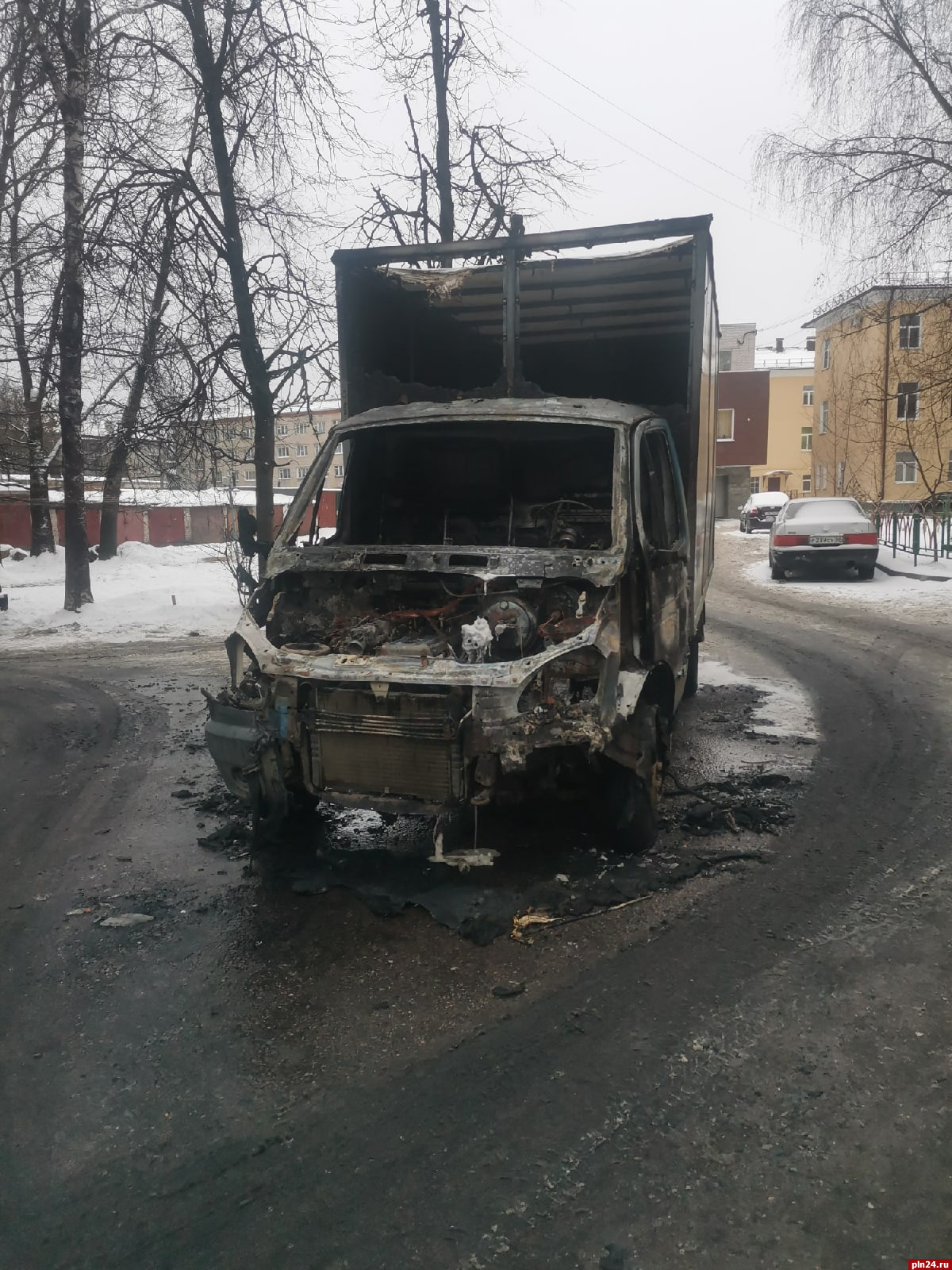 ГАЗель сгорела на улице Советской в Пскове