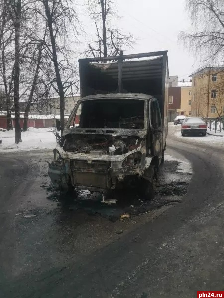 Два автомобиля Mercedes и «ГАЗель» горели в Псковской области
