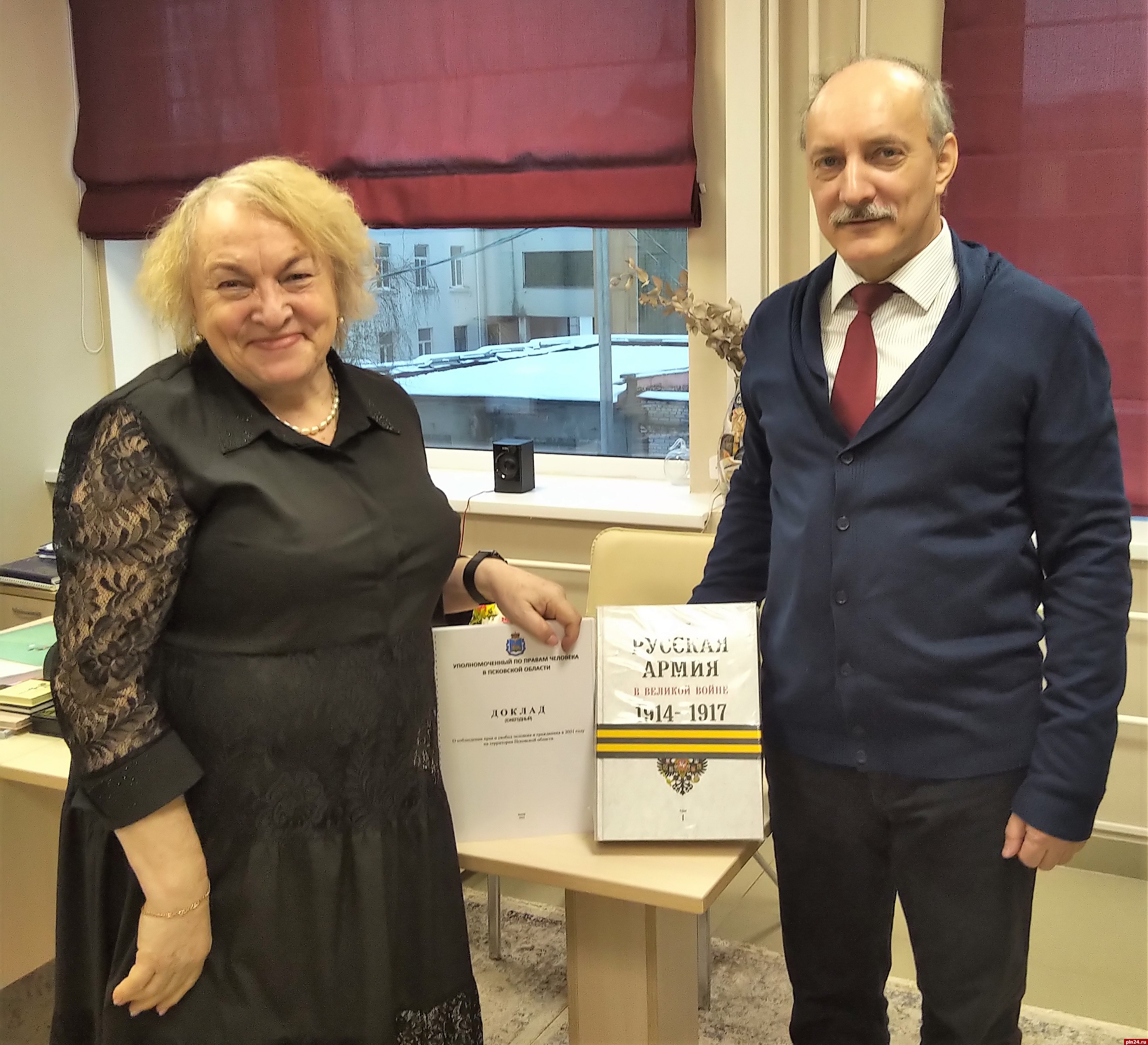 Псковский омбудсмен подарил книги областной библиотеке
