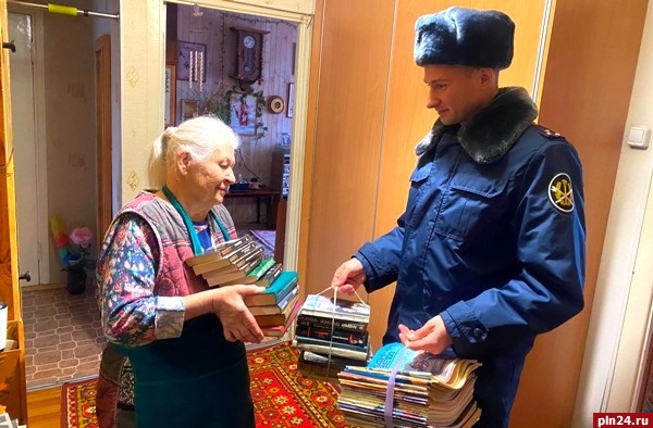 Псковичка передала домашние книги в фонд СИЗО №1