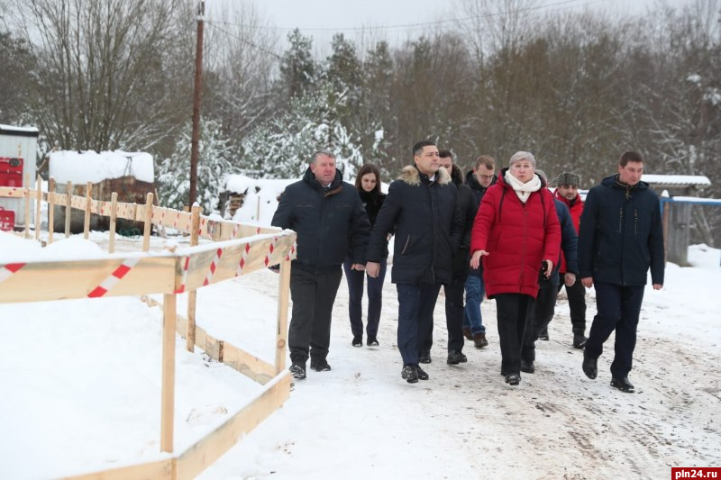 Губернатор проконтролировал строительство пристройки к школе в себежской деревне